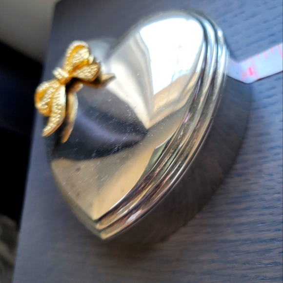 Vint Silver Plated Heart Shaped Golden Bow Jewelry Trinket Box with White Lining - Picture 5 of 11